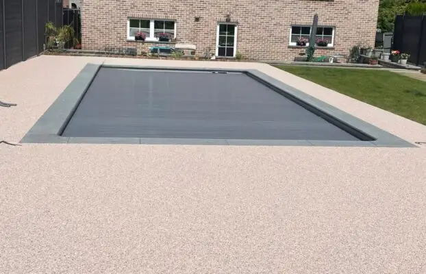 waterdoorlatende verharding rond zwembad - contact Boundec