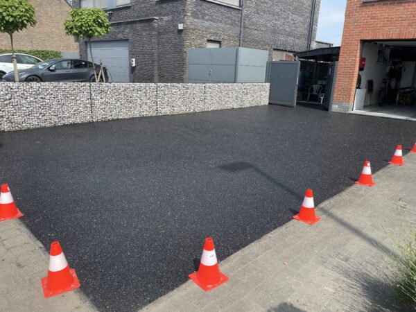 Oprit parkeerplaats in zwart steentapijt Boundec